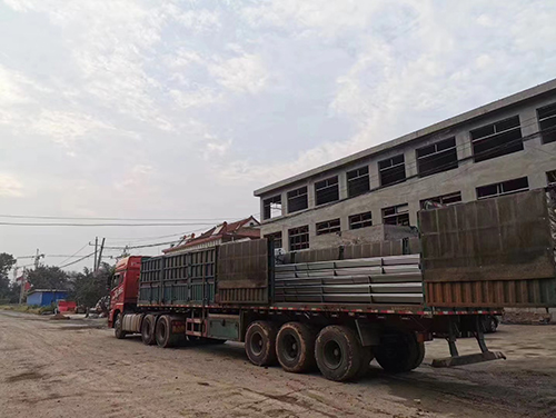 13米通體食槽發(fā)貨，為養(yǎng)豬實(shí)業(yè)做貢獻(xiàn)